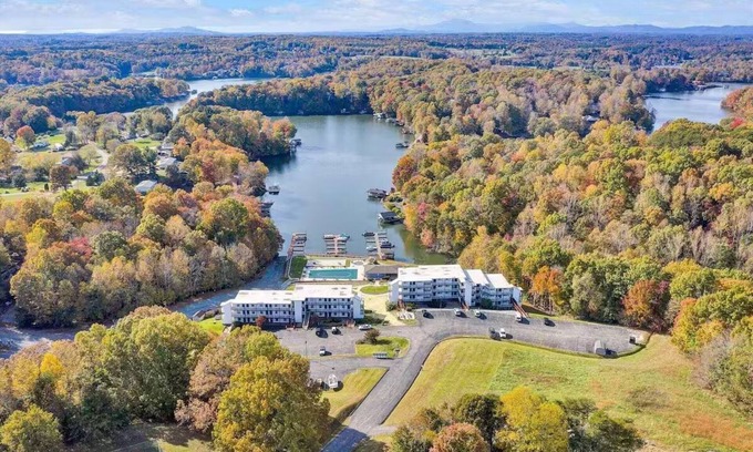North Shore Condo | Stunning updated 1 BR Condo with great lake views.