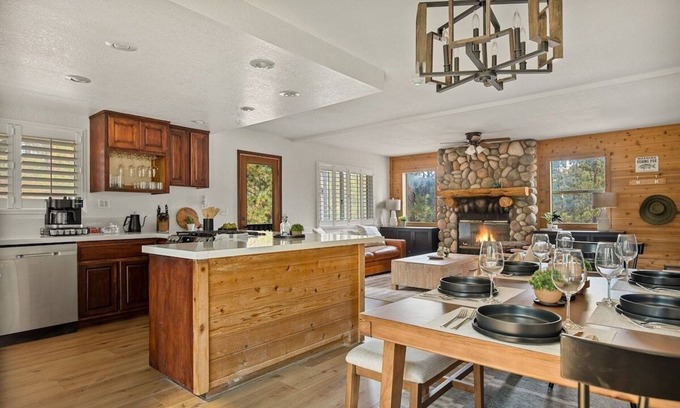 Eagle Mountain Estates House | Stunning Big Bear Retreat | Ping Pong & Pool Table