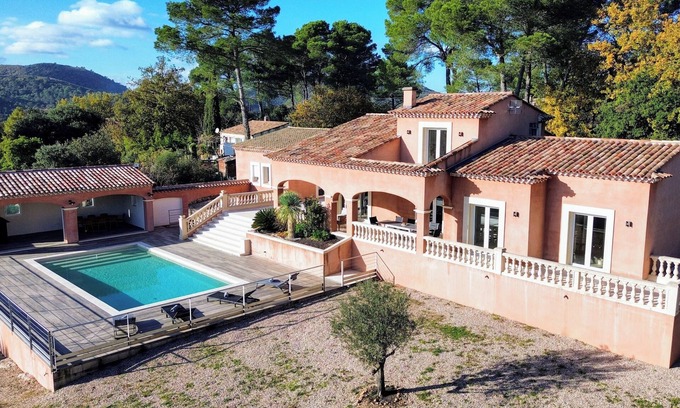 Flassans-sur-Issole Villa | Stunning Villa de la Colline overlooking the valley