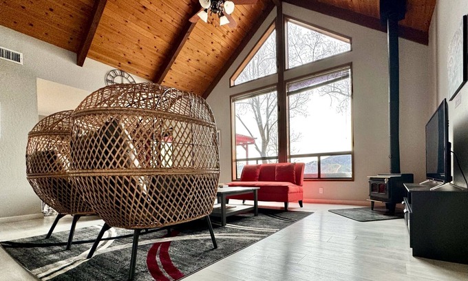 Midpines House | Stunning Views at Gold Rush Ranch, 30 Minutes to Yosemite, Pickleball!