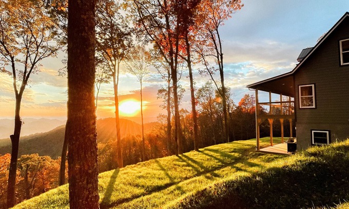Burnsville Other | Stunning Views, Game/Movie RM, 2 decks, 1h to AVL, 5BR/3 Bath, Grill, fire pit