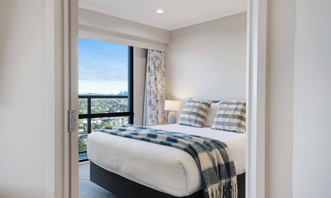 Takapuna Resort | Stunning Views Kitchen Gym Swimming Pool Car Park