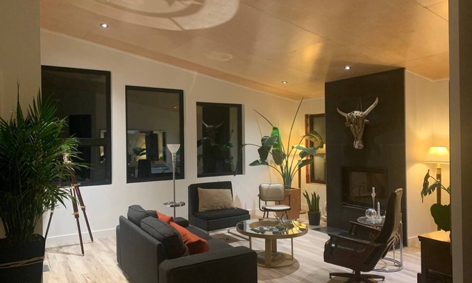 East Kootenay House | Stunning Views - Mountain Modern & Vintage Charm