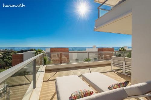 Benahavis Apartment | Stunning views of mountains, sea, golf and lake