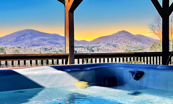 Helen Cabin | Stunning Views, Hot Tub, Pool Table & so much more!