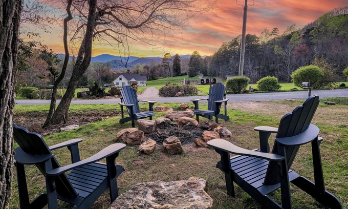 Franklin Cottage | Stunning Views w/Firepit, 2/1 Cottage, Creek, Starlink, ADA + Pet Friendly