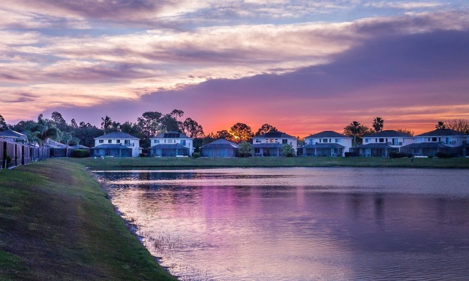 Sunset Lakes Villa | Stunning views- Wonderful Lakeside Home