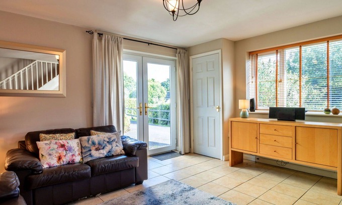 Umberleigh House | Stunning villa for 4 guests with balcony, pets allowed and parking