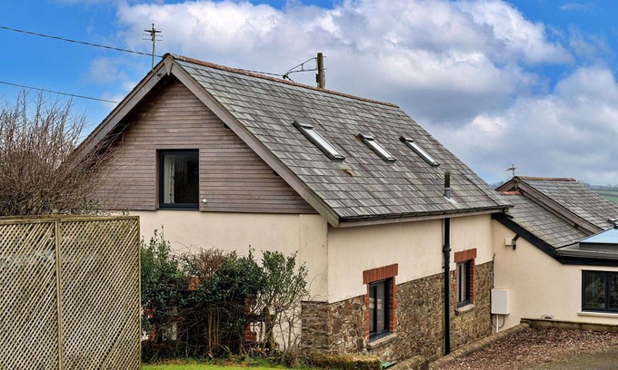 Holsworthy House | Stunning villa for 7 guests with WIFI, TV, terrace, pets allowed and parking