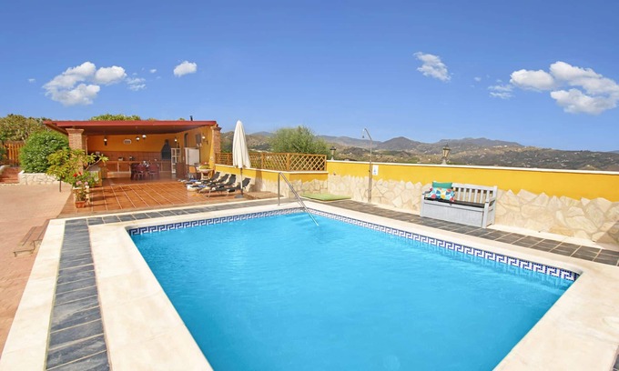 Benamocarra Villa | STUNNING VILLA 8P-AIRCO-15 KM FROM BEACH-POOL-SUMMERKITCHEN-VIEWS-PETS-PRIVACY