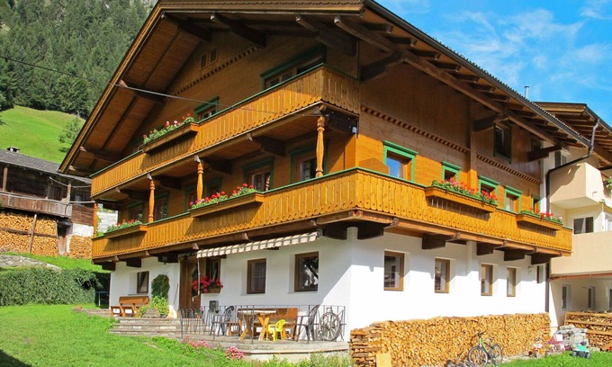 Burgstall Villa | Stunning villa for 14 people with WIFI, TV, balcony and parking