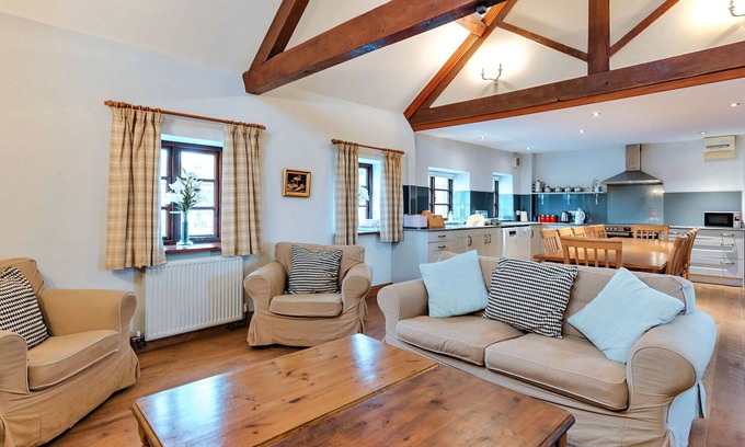 Craven Arms House | Stunning villa for 12 guests with pool, WIFI, terrace and parking