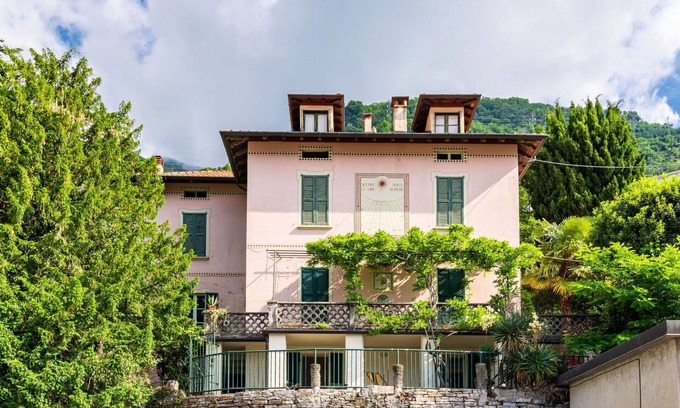 Moltrasio Villa | Stunning villa for 3 guests with WIFI, TV, terrace, pets allowed and parking