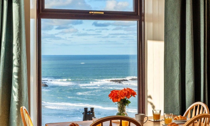 Sennen Cove House | Stunning villa for 4 guests with WIFI, pets allowed and parking