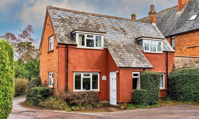 Wellington House | Stunning villa for 4 people with WIFI, pets allowed and parking