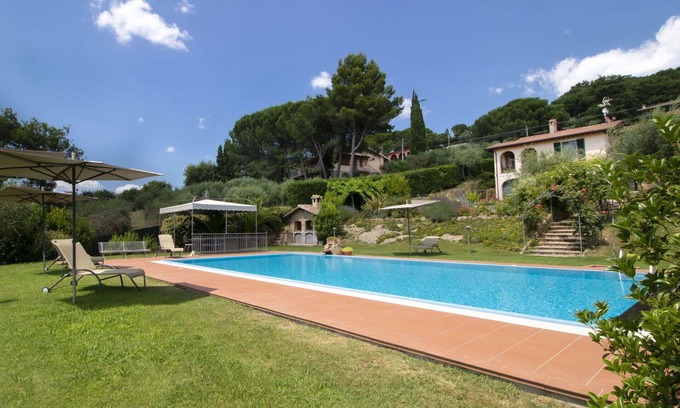Magione Villa | Stunning villa for 4 people with hot tub, private pool, A/C, WIFI, TV, patio and parking