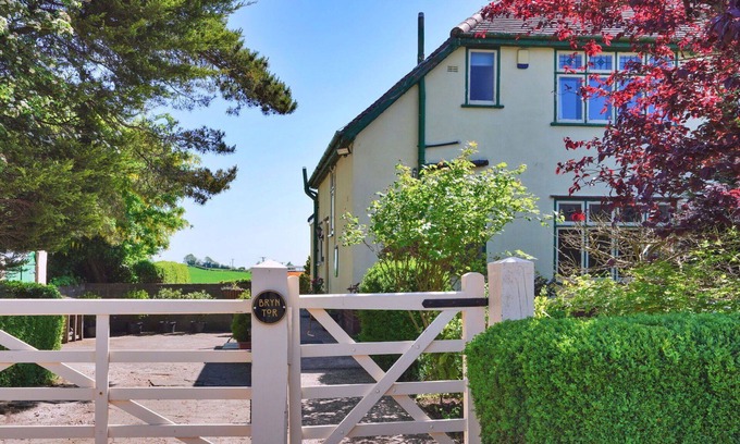 Ault Hucknall House | Stunning villa for 5 people with WIFI, pets allowed and parking