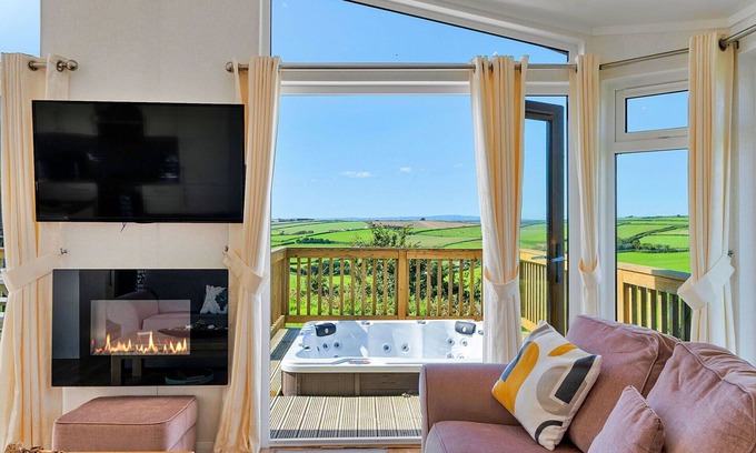 Saint John House | Stunning villa for 6 people with hot tub, WIFI, pool, terrace, pets allowed and parking