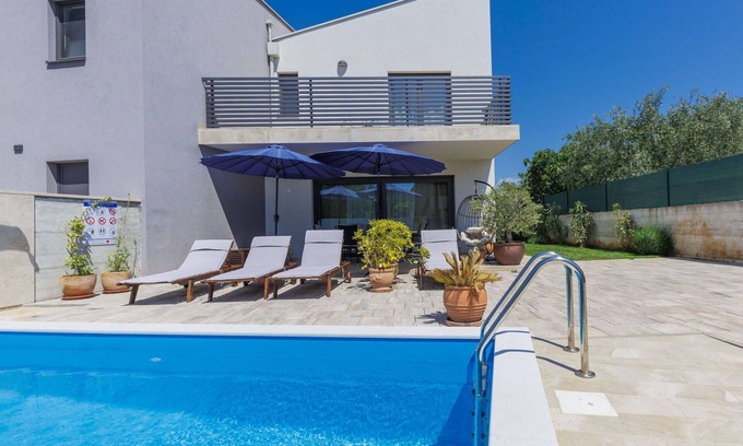 Vrznaveri House | Stunning villa for 6 people with private pool, A/C, WIFI, TV, terrace, pets allowed and parking