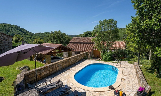 Grabri House | Stunning villa for 7 people with A/C, hot tub, WIFI, private pool, TV and pets allowed