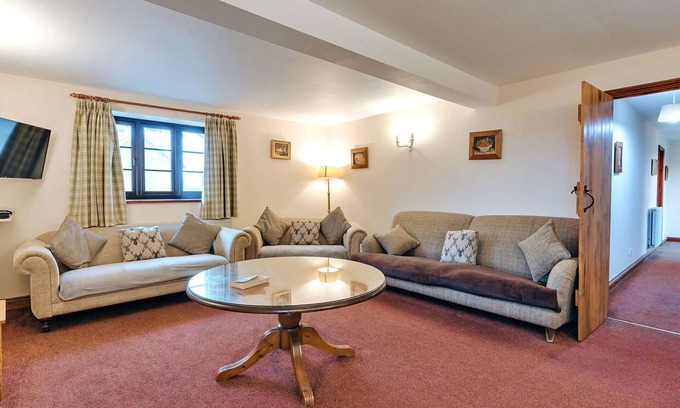 Craven Arms House | Stunning villa for 8 guests with WIFI, pool and terrace