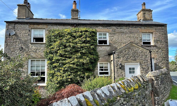 Casterton House | Stunning villa for 8 guests with WIFI, TV and parking