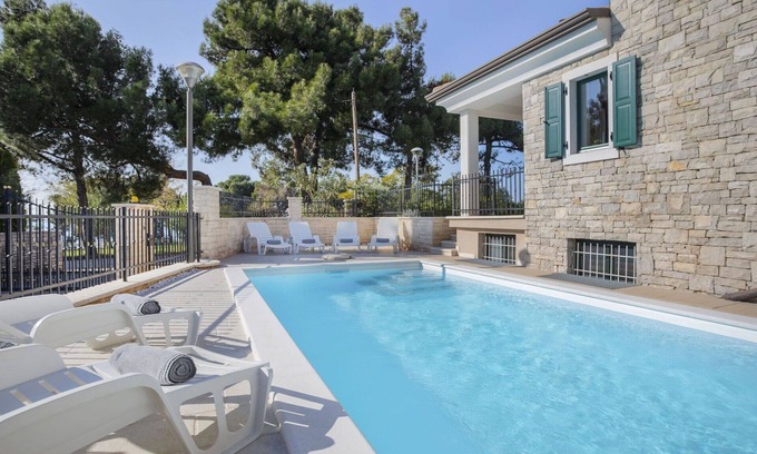 Basanija House | Stunning villa for 8 guests with A/C, WIFI, private pool, TV, terrace and parking