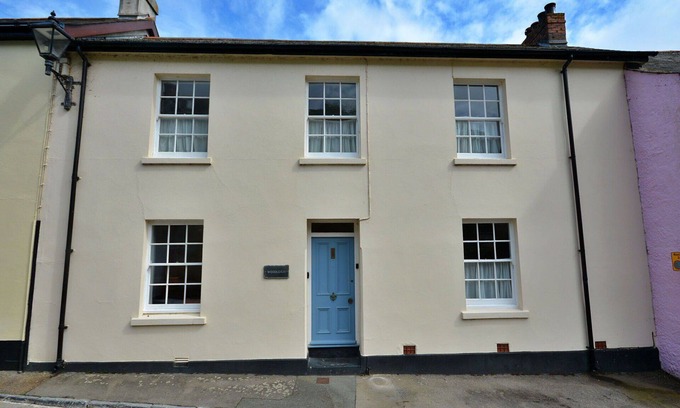 Cawsand House | Stunning villa for 8 people with WIFI, terrace, pets allowed and parking