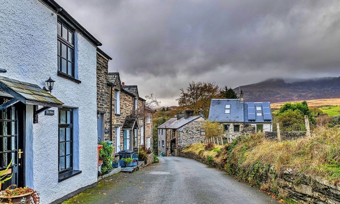 Dolwyddelan House | Stunning villa for 5 people with hot tub, WIFI, TV, terrace and parking