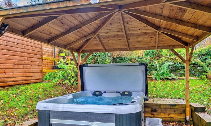 Dolwyddelan House | Stunning villa for 5 guests with hot tub, WIFI, TV and parking