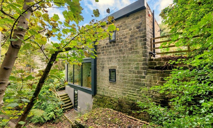 Cragg Vale House | Stunning villa for 6 people with WIFI, TV, balcony, pets allowed and parking