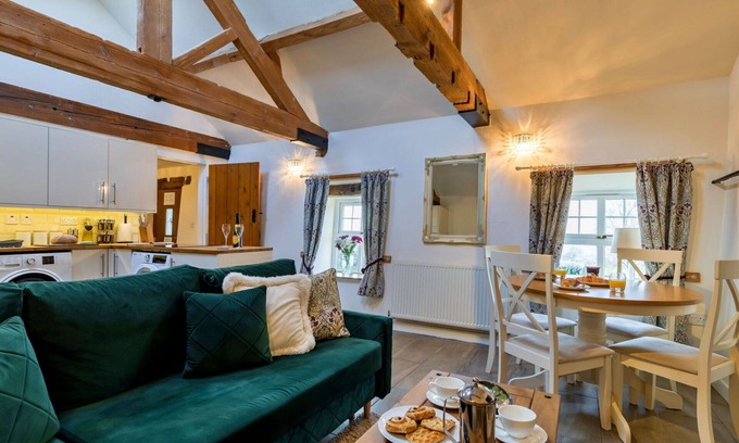 Leek House | Stunning villa for 2 people with WIFI and parking