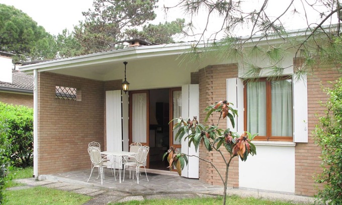 Lignano Pineta House | Stunning villa for 6 guests with A/C, TV, terrace, pets allowed and parking