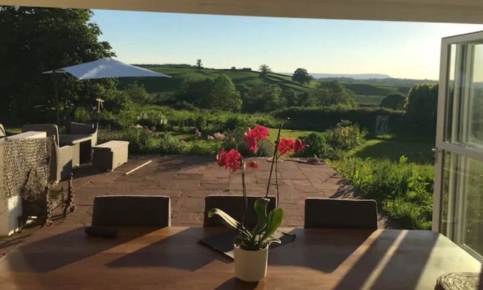 Monmouth House | Stunning Welsh Farmhouse, Panoramic Views, Pizza Oven + Hot Tub