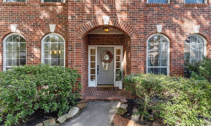 The Woodlands House | Stunning Woodlands Hideaway Home W/ Pool Close to Shopping/Restaurants!