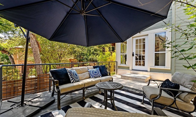 Travis Heights House | Style & Serenity - Steps Away From South Congress