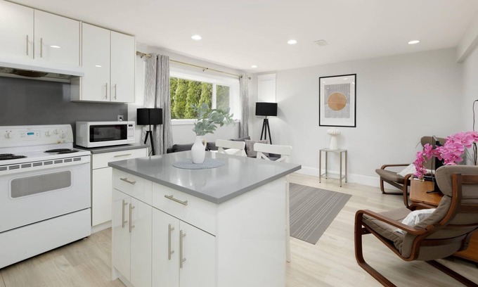 District of North Vancouver Apartment | Stylish 1 BR Suite in North Vancouver 10 Mins ski