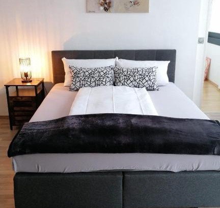Wiesdorf Apartment | Stylisches kleines Studio -Zentral gelegen in Leverkusen Wiesdorf - Friedrich Ebert Platz 5a , 4te Etage mit Balkon-Kaution Pflicht-