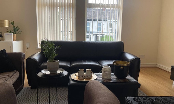 Trafford Apartment | Stylish 1-bed Apt - Sleeps 4 - Parking - Wifi