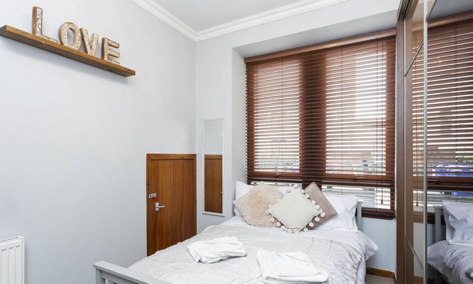 Renfrew Apartment | Stylish 1 bedroom Apartment-Ground Floor