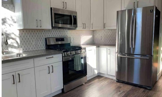 Davis Cottage | Stylish 1 Bedroom Farmhouse - Live/Work