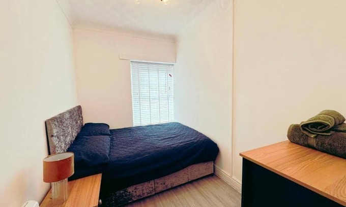 Bridgend Apartment | Stylish 1 Bedroom Flat near Bridgend Town centre