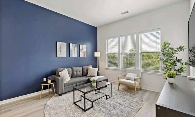 Cherry Apartment | Stylish 1BD Retreat | 5 Mins to Downtown | Free Parking + Gym + Sleeps 6