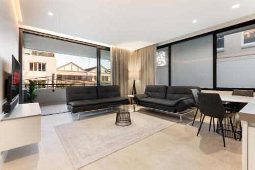 Coogee Apartment | Stylish 1BR Apartment with Balcony near Coogee Beach
