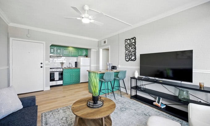 Downtown Jacksonville Apartment | Stylish 1BR High-Rise Stadium & Arena Nearby