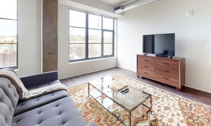 Eisenhower East Apartment | Stylish 1BR in Alexandria w/ Gym Near Amazon HQ