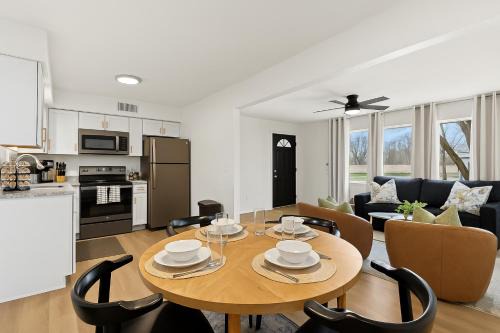Royal Oak Apartment | Stylish 1BR Upper Flat in Vibrant Royal Oak