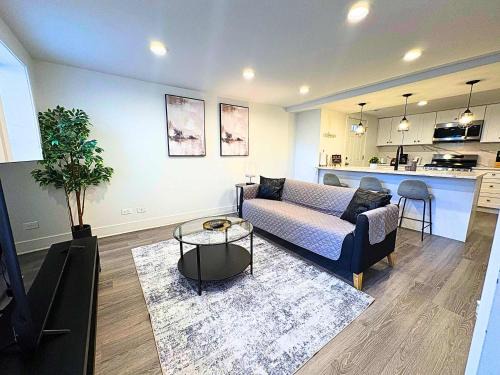 West Town Apartment | Stylish 1BR with Laundry In-unit - Aberdeen G