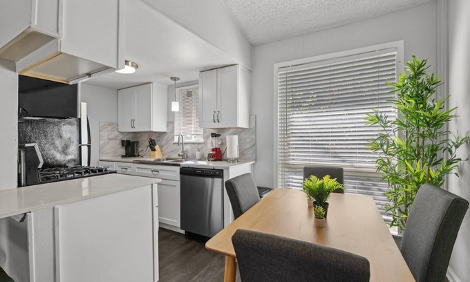 South Lamar Apartment | Stylish 1BR Zilker Evonify