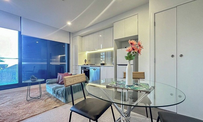 Footscray Apartment | Stylish 1BR1BA apt in Footscray Pool Gym WIFI